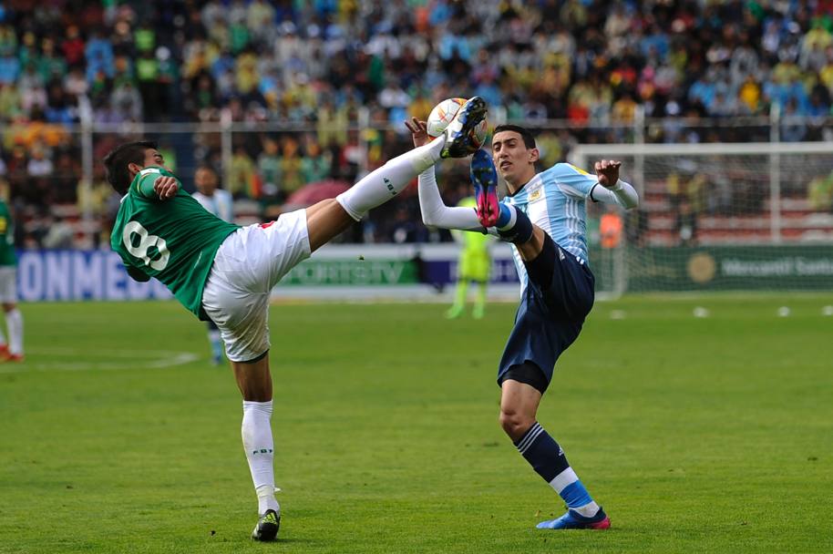 Incroci di gambe fra l’argentino Angel Di Maria (a destra) e il boliviano Diego Bejarano (Afp)